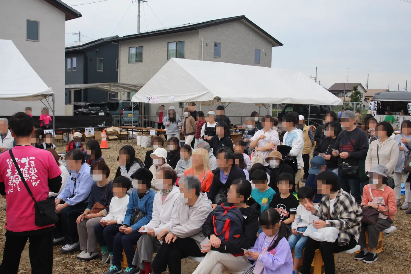 多くの参加者でにぎわうイベント会場の写真