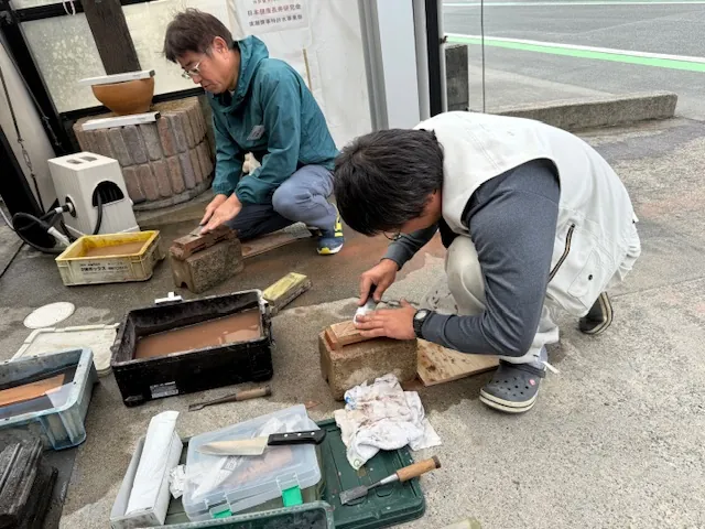大工さんが工具を使って包丁を研いでいる様子